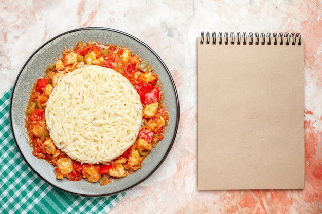 Vue de dessus d'un délicieux repas de riz blanc avec du poulet et des légumes