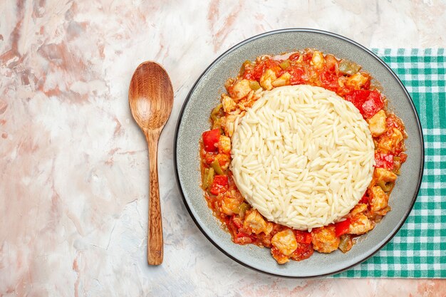 Vue de dessus d'un délicieux repas de riz blanc avec du poulet et des légumes