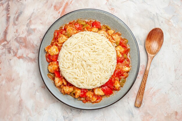 Vue de dessus d'un délicieux repas de riz blanc avec du poulet et des légumes