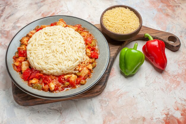 Vue de dessus d'un délicieux repas de riz blanc avec du poulet et des légumes