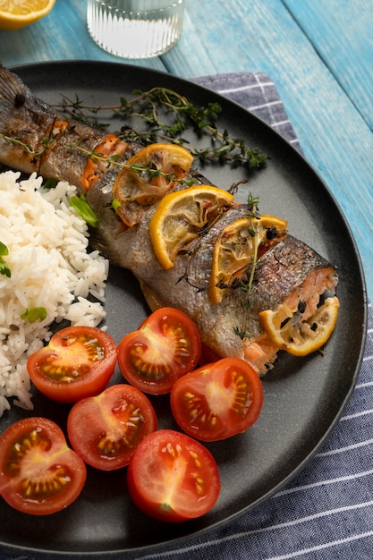 Photo gratuite vue de dessus délicieux repas de truite