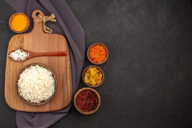 Vue de dessus délicieux riz cuit savoureux repas oriental avec assaisonnements sur dark