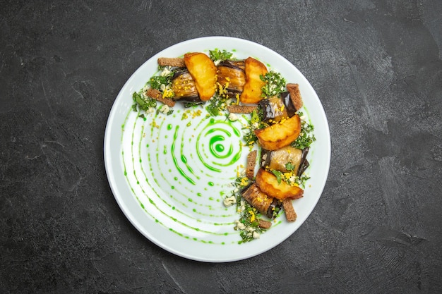 Vue de dessus de délicieux rouleaux d'aubergines avec des pommes de terre au four à l'intérieur de la plaque sur le fond sombre plat repas dîner rouleau de pommes de terre légume