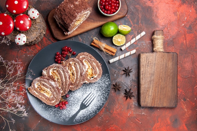 Vue de dessus de délicieux rouleaux de biscuits sur fond sombre