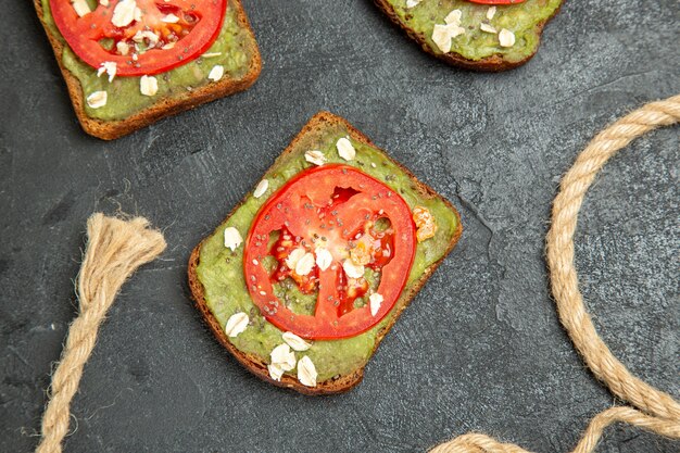 Vue de dessus de délicieux sandwichs avec wassabi et tomates rouges sur la surface grise repas burger sandwich pain snack