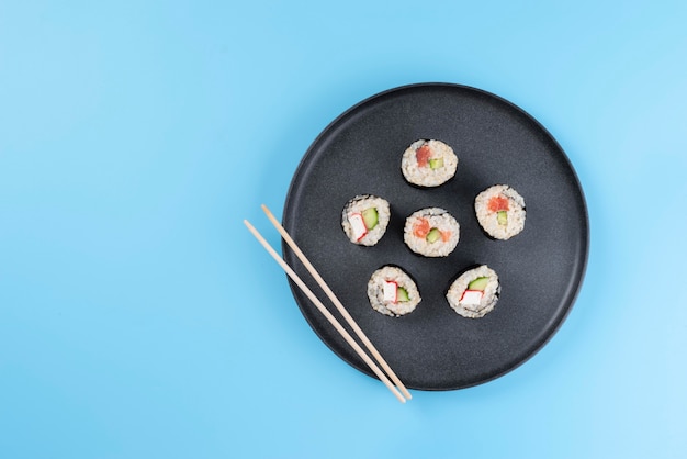 Vue de dessus de délicieux sushis sur assiette