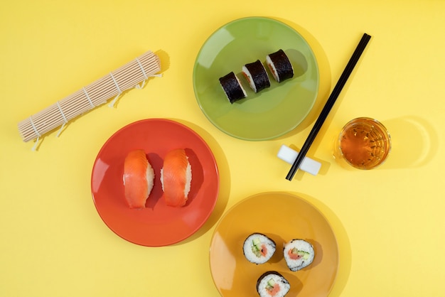 Photo gratuite vue de dessus de délicieux sushis sur assiettes