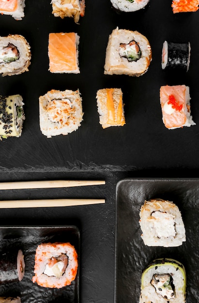 Vue de dessus de délicieux sushis sur le bureau