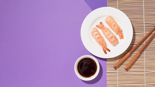 Vue de dessus délicieux sushis avec sauce soja sur la table