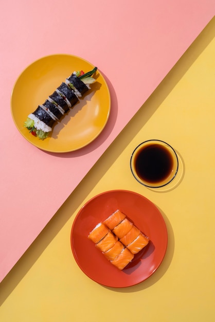 Vue de dessus de délicieux sushis et sauce soja