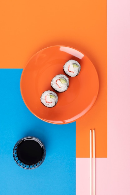 Photo gratuite vue de dessus de délicieux sushis et sauce soja