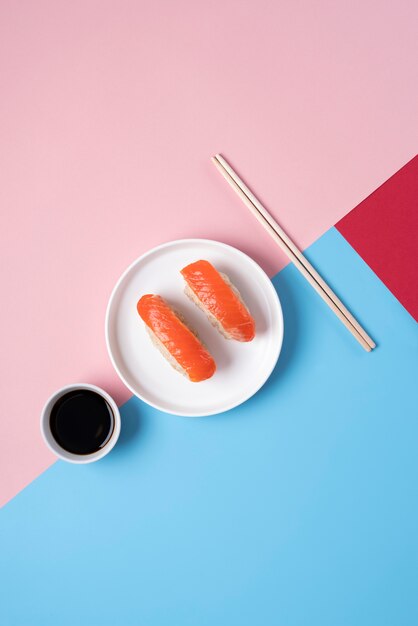 Vue de dessus de délicieux sushis et sauce soja