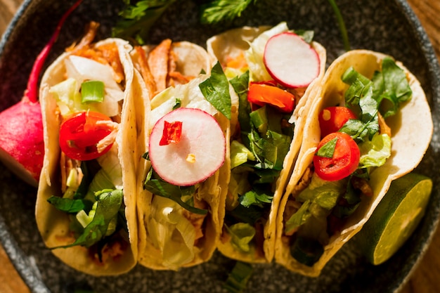 Photo gratuite vue de dessus de délicieux tacos sur assiette