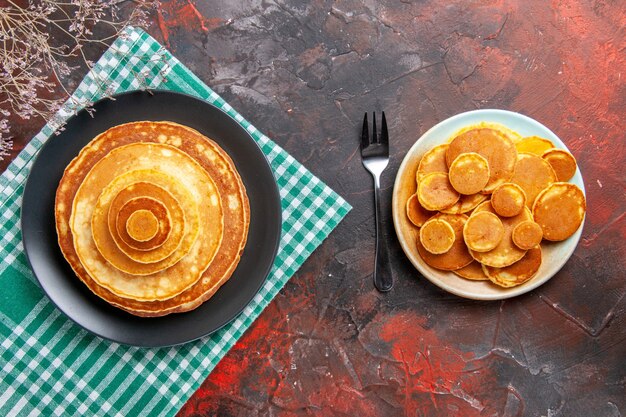 Vue de dessus sur de délicieux tas de crêpes