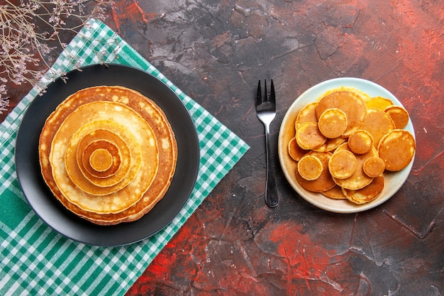 Vue de dessus sur de délicieux tas de crêpes