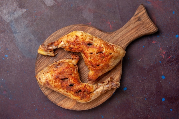 Vue de dessus de délicieux tranches de viande cuite de poulet frit sur un bureau sombre