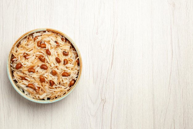 Vue de dessus de délicieux vermicelles cuits avec des haricots sur un repas de bureau blanc cuisson plat de pâtes aux haricots