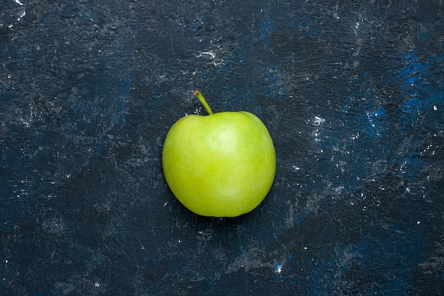 Vue de dessus de la demi-coupe de pomme verte fraîche tranchée sur noir, fruits mûrs frais mûrs