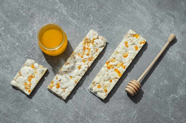 Vue de dessus sur le dessert au turron