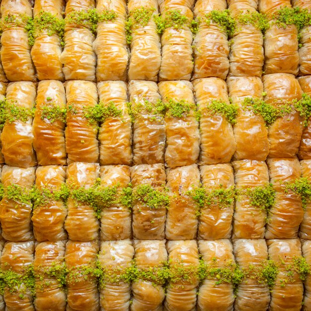 Vue de dessus dessert baklava turc à base de pâte fine, de noix et de miel