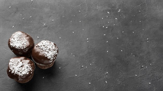 Vue de dessus des desserts au chocolat avec espace copie