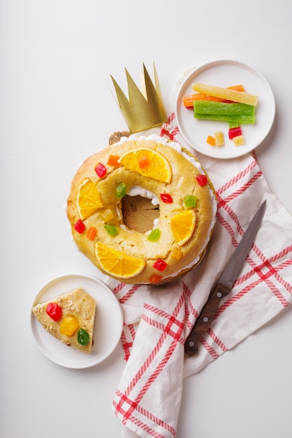 Photo gratuite vue de dessus des desserts du jour de l'épiphanie avec des bonbons et une couronne de papier