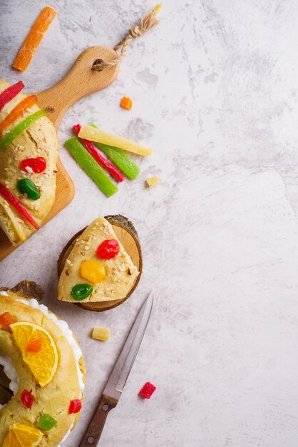 Vue de dessus des desserts du jour de l'épiphanie avec espace copie