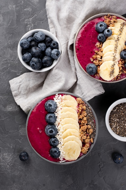 Vue de dessus des desserts du petit déjeuner avec des céréales et des bleuets