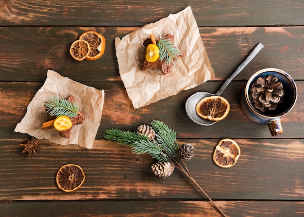 Vue de dessus des desserts sucrés avec des pommes de pin et des agrumes séchés