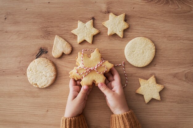 Vue de dessus détail des cookies détenus par les mains de l'enfant