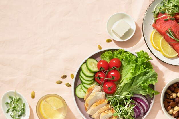 Vue de dessus de deux assiettes avec des aliments diététiques céto et des noix