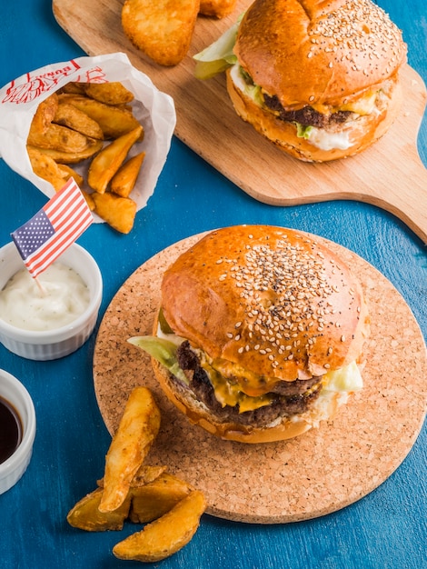 Vue de dessus de deux hamburgers américains