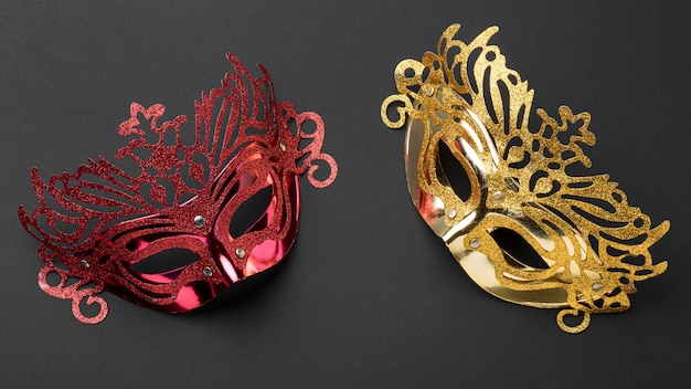 Photo gratuite vue de dessus de deux masques pour le carnaval