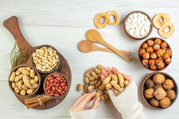 Photo gratuite vue de dessus différentes noix cacahuètes noisettes et noix