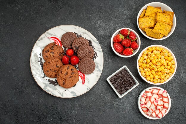 Vue de dessus différents aliments biscuits fruits et bonbons