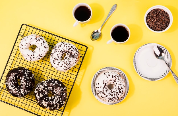 Vue de dessus différents beignets glacés