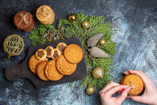 Vue de dessus différents biscuits délicieux avec des jouets et des cônes sur une table lumineuse