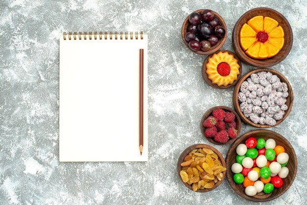 Vue De Dessus Différents Bonbons Aux Raisins Secs Et Fruits Sur Fond Blanc Gâteau Aux Fruits Sucre Candi