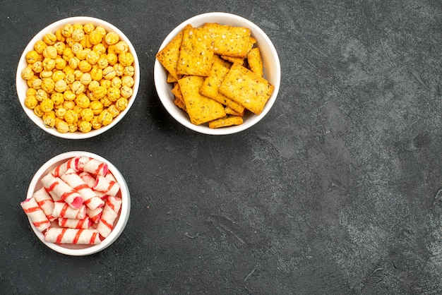 Vue de dessus différents bonbons avec chips