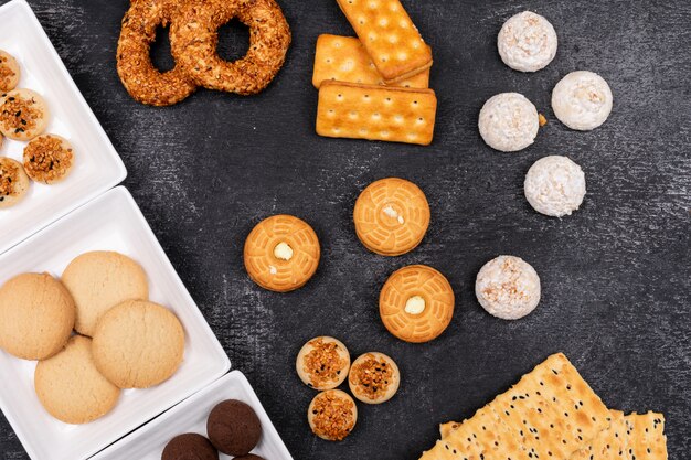 Vue de dessus, différents cookies sur une surface sombre