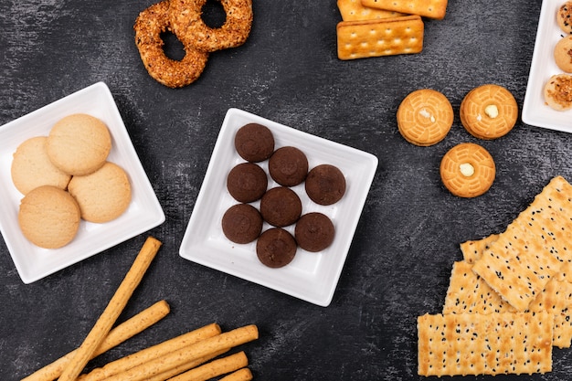 Vue de dessus, différents cookies sur une surface sombre