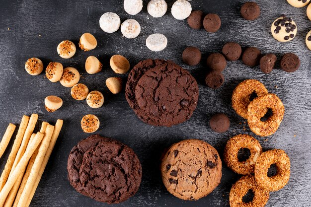 Vue de dessus, différents cookies sur une surface sombre