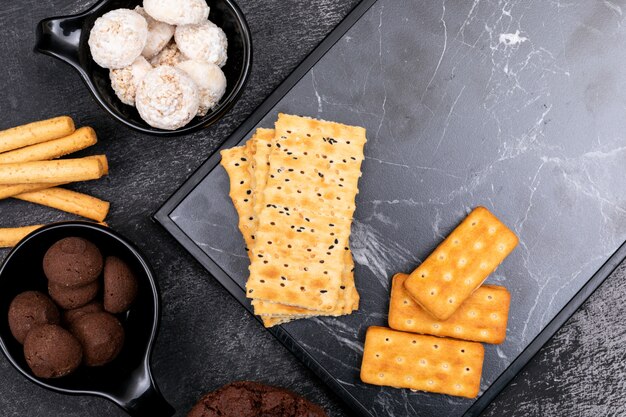 Vue de dessus, différents cookies sur une surface sombre