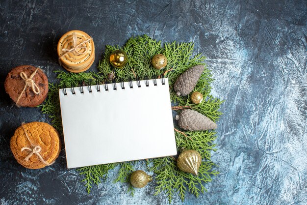 Vue de dessus différents délicieux biscuits de noël et cahier