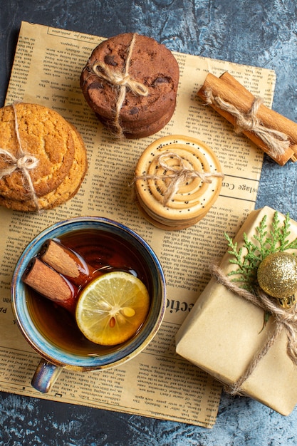 Vue de dessus différents délicieux biscuits avec une tasse de thé sur fond clair