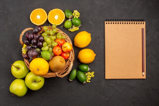 Vue de dessus différents fruits composition fruits mûrs et moelleux sur fond sombre fruit mûr arbre mûr frais