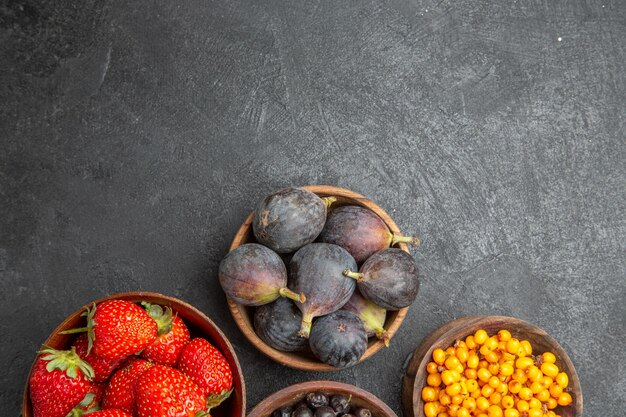 Vue De Dessus Différents Fruits Frais à L'intérieur Des Assiettes Sur Fond Sombre