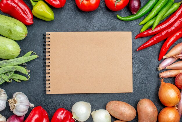 Vue de dessus différents légumes frais sur une salade de couleur fraîche de légumes de table sombre