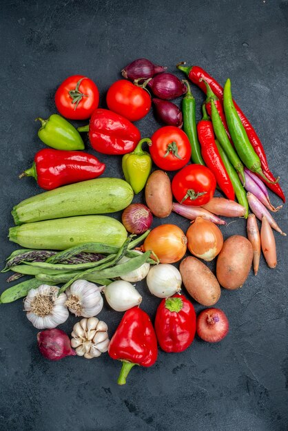 Vue de dessus différents légumes frais sur table sombre salade fraîche de légumes mûrs