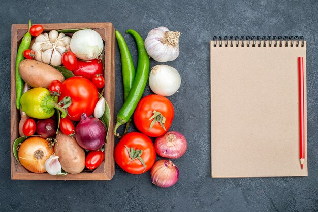 Vue de dessus différents légumes frais sur la table sombre salade de légumes frais mûrs